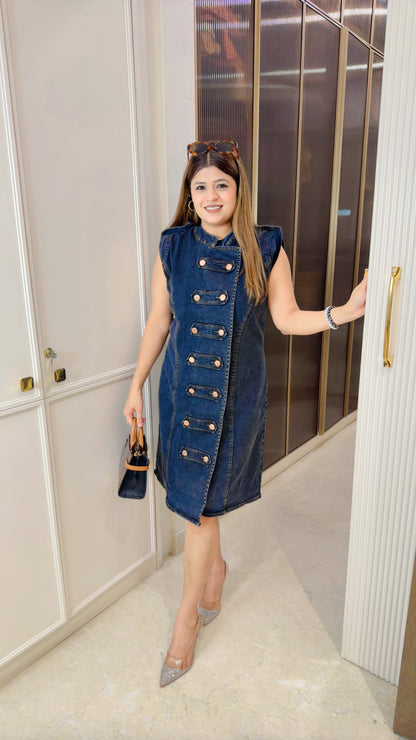 Denim dress with botton