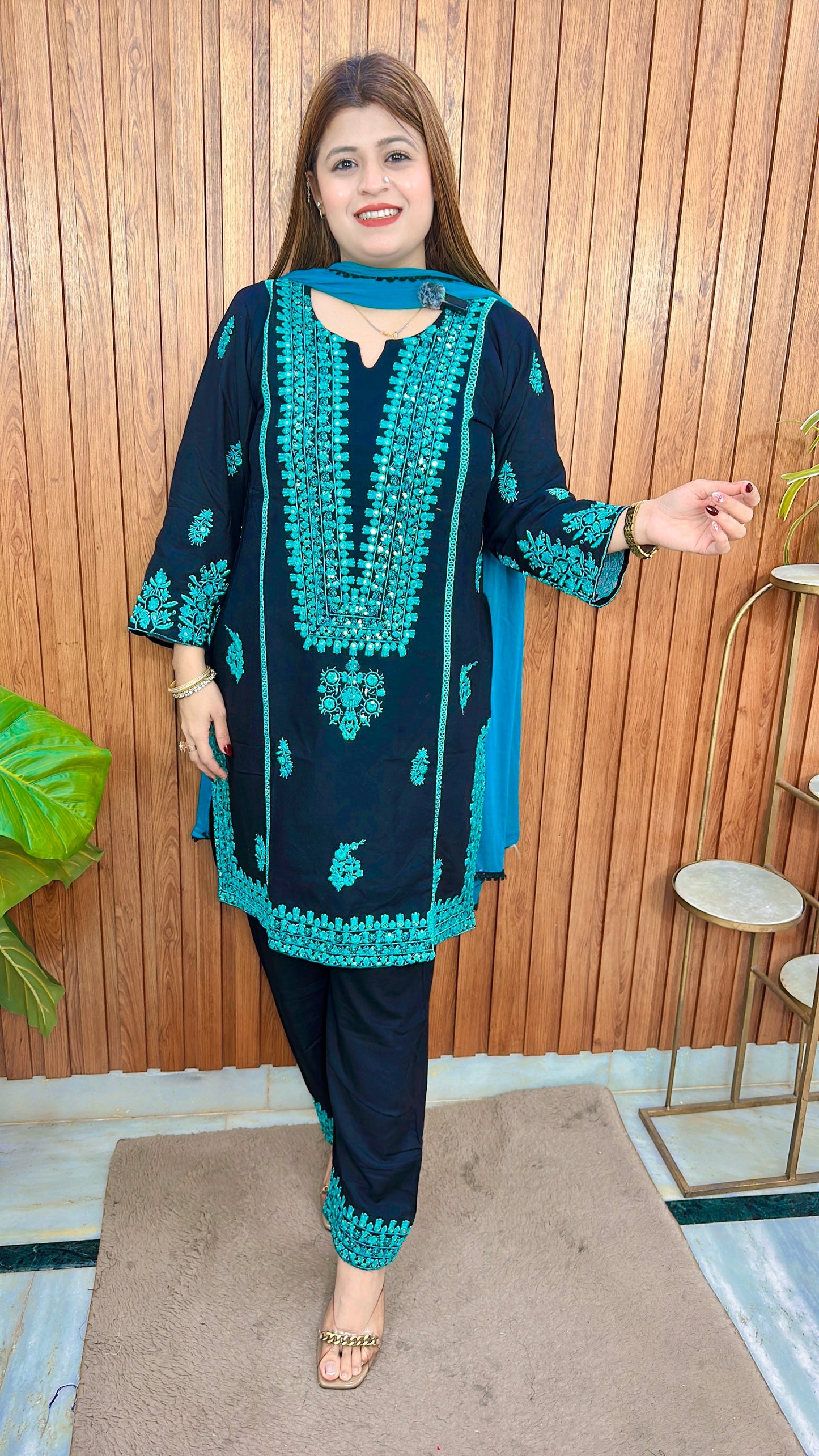 Aaina-E-Noor Pakistani Embroidery Suit